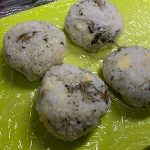 一人ランチに塩分ひかえめ！じゃこチーズおにぎり